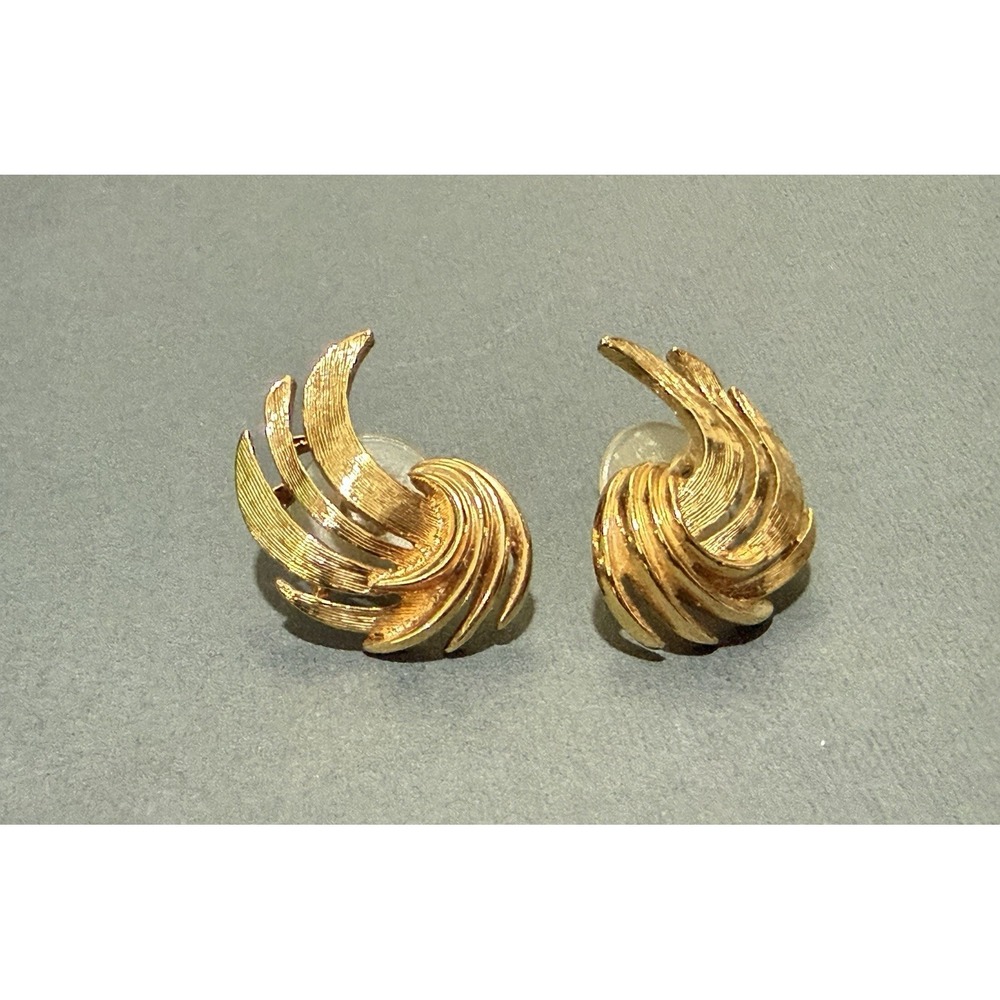 Vintage Gold Tone Swirl Post Pierce Earrings Textured And High Polishโ